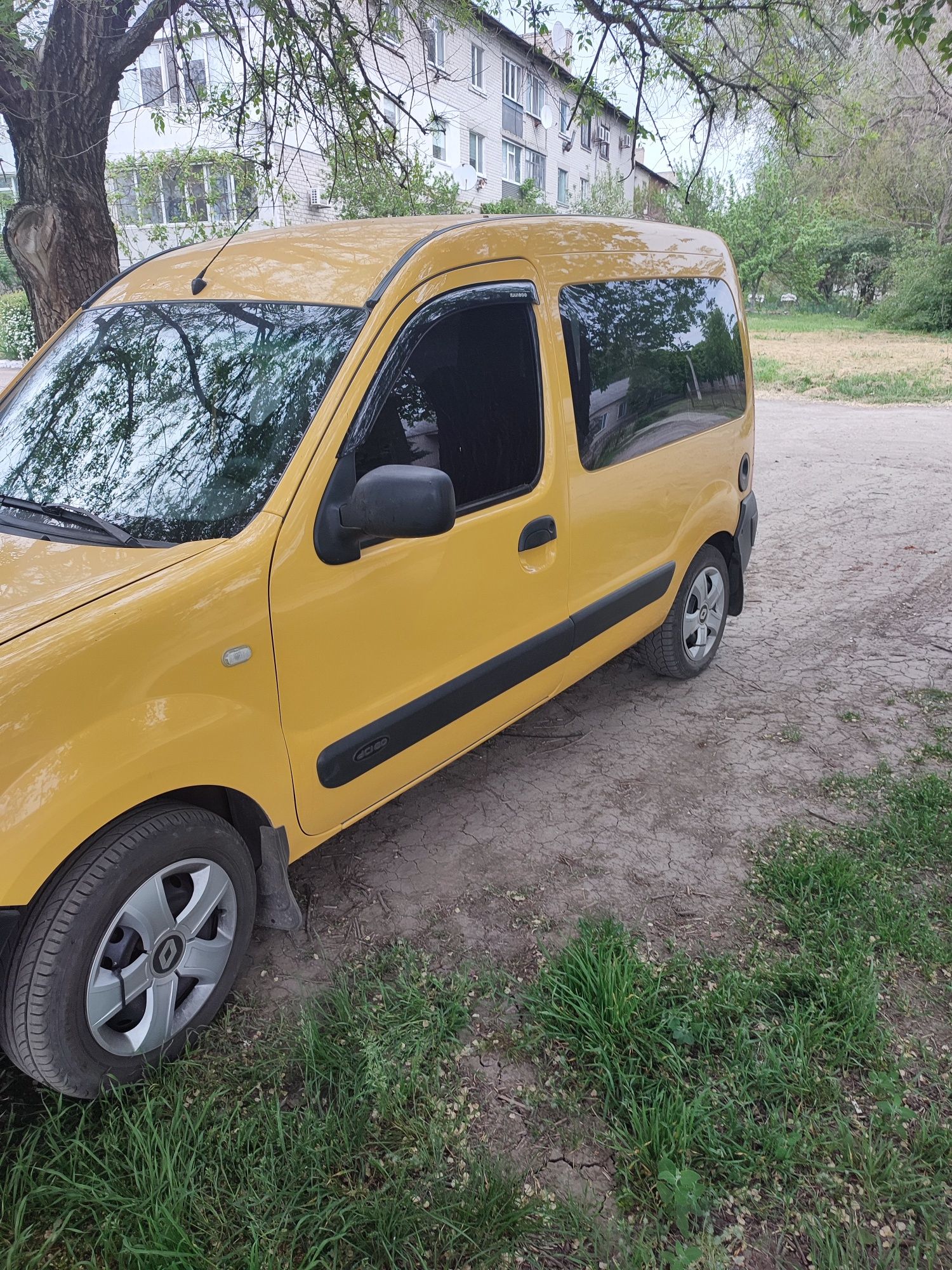 Продам авто рено кенго в чудовому стані, всі питання по телефону 09905