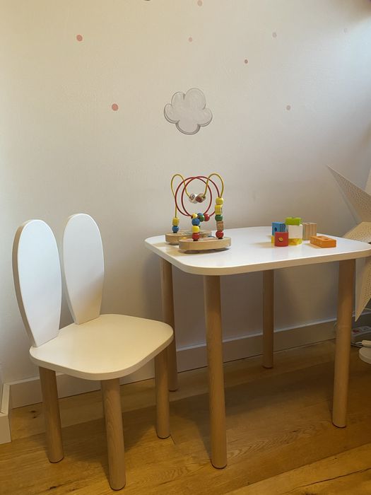 Drewniany zestaw stolik z krzesełkiem królik