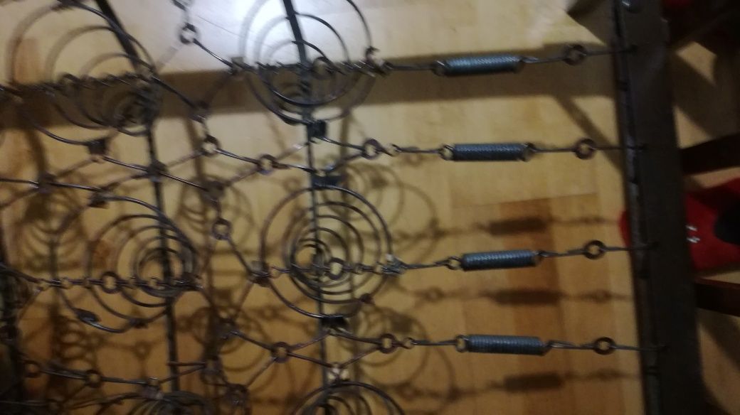 zabytkowe metalowe łóżko na sprężynach