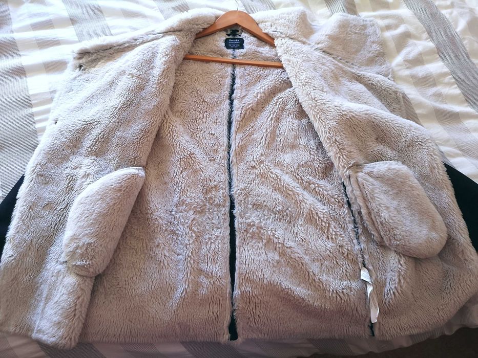 Casaco preto todo em pêlo por dentro Bershka, tamanho S