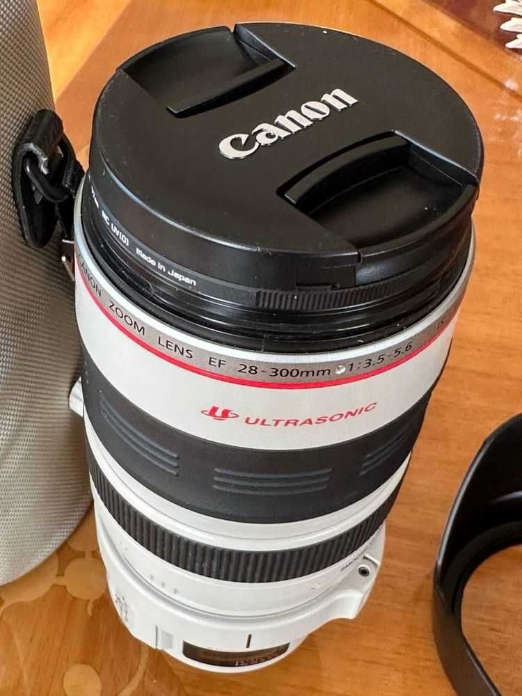 Canon EF 28-300mm f/3.5-5.6L IS USM в гарному стані.