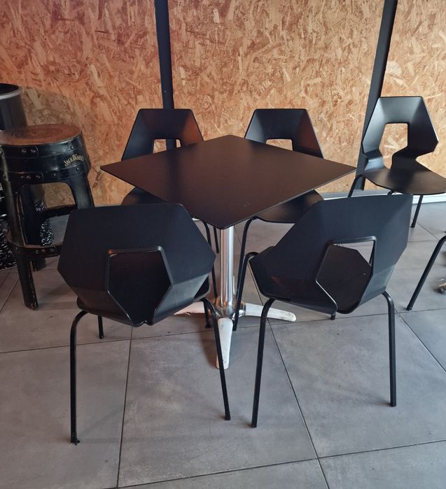 Conjunto de mesa e cadeiras GABER Itálianas prémio de hotelaria