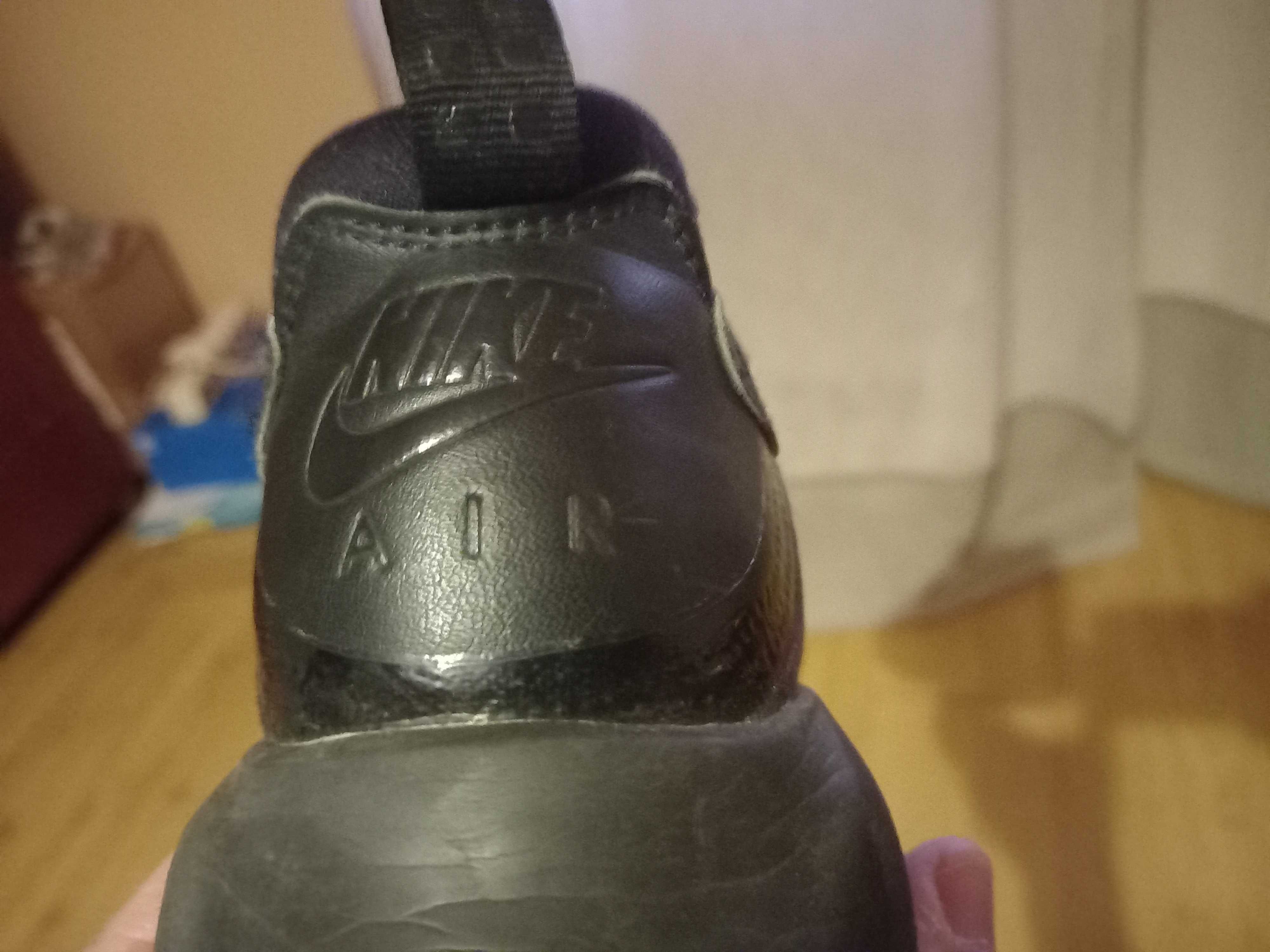 Ténis Nike Air nr. 37. 5, de cor preta. 
 Para criança . Valor 18€.