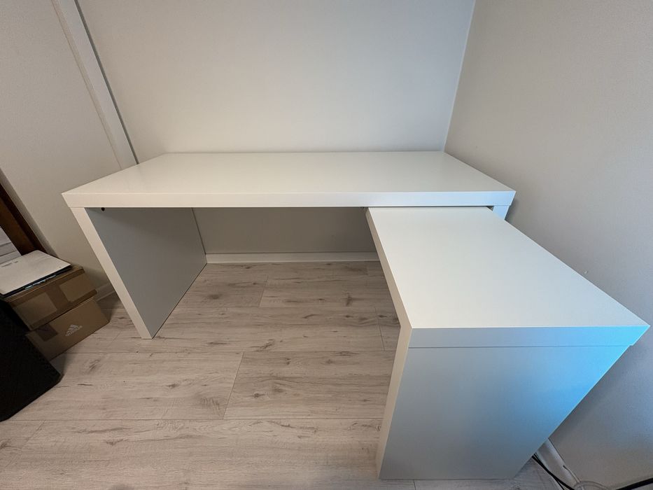 Biurko z wysuwanym panelem IKEA