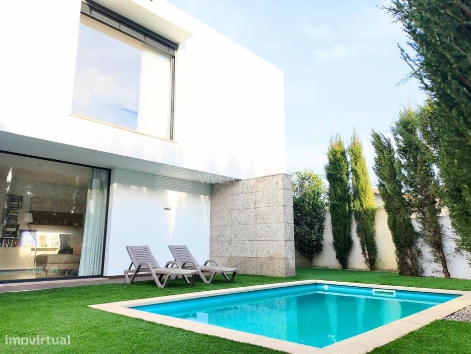 Luxuosa Moradia com 548 m2 - Premium com Piscina - 25 minutos do PORTO
