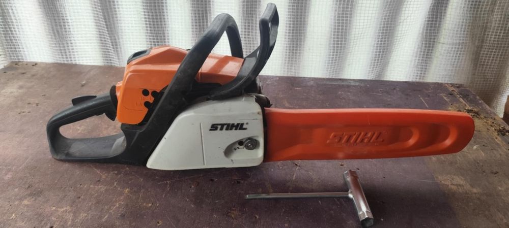 Piła spalinowa łańcuchowa z ostrzałka