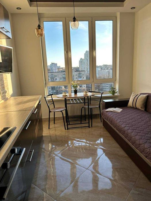 Сучасна квартира біля метро "Деміївська"