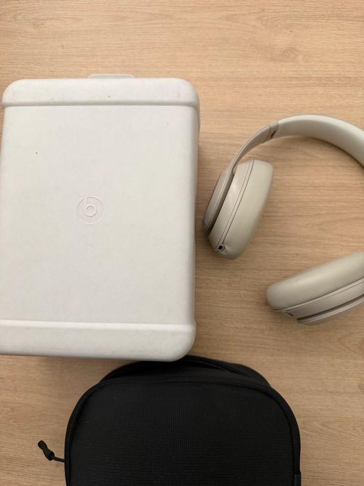 Fones Beats Studio Pro beige
