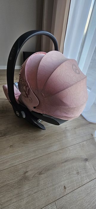 Fotelik Cybex Cloud T i-Size Simply Flowers z bazą