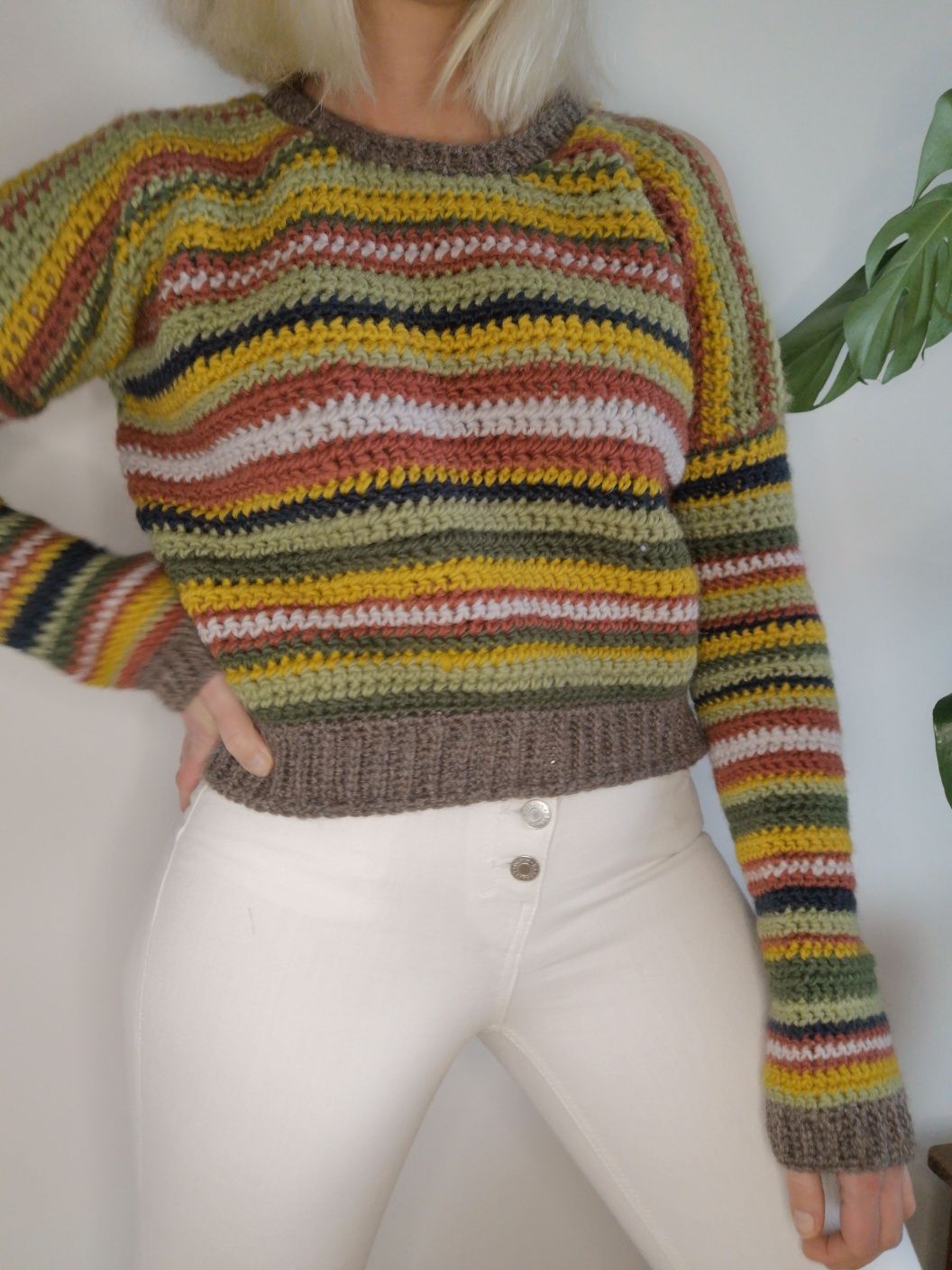Kolorowy wełniany sweter w paski odkryte ramiona handmade