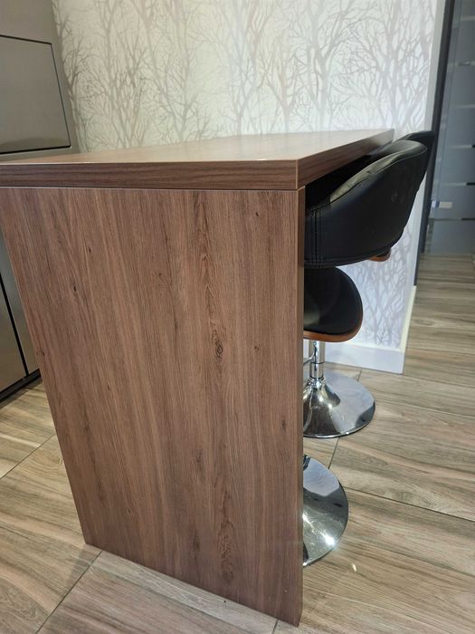 Stolik kuchenny z dwoma hokerami