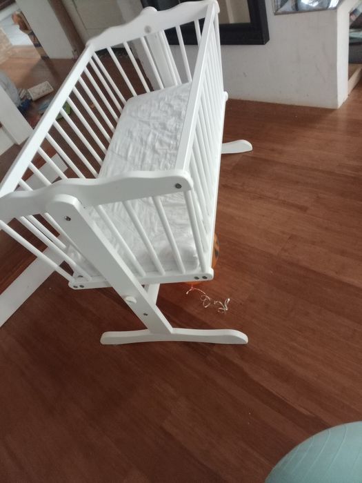 Drewniana kołyska niemowlęca z materacem łóżeczko