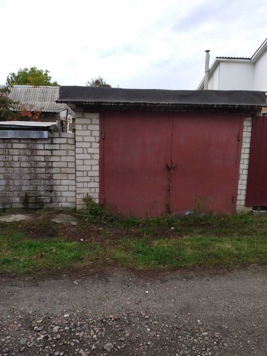 Частина цегляного будинку в затишному районі міста