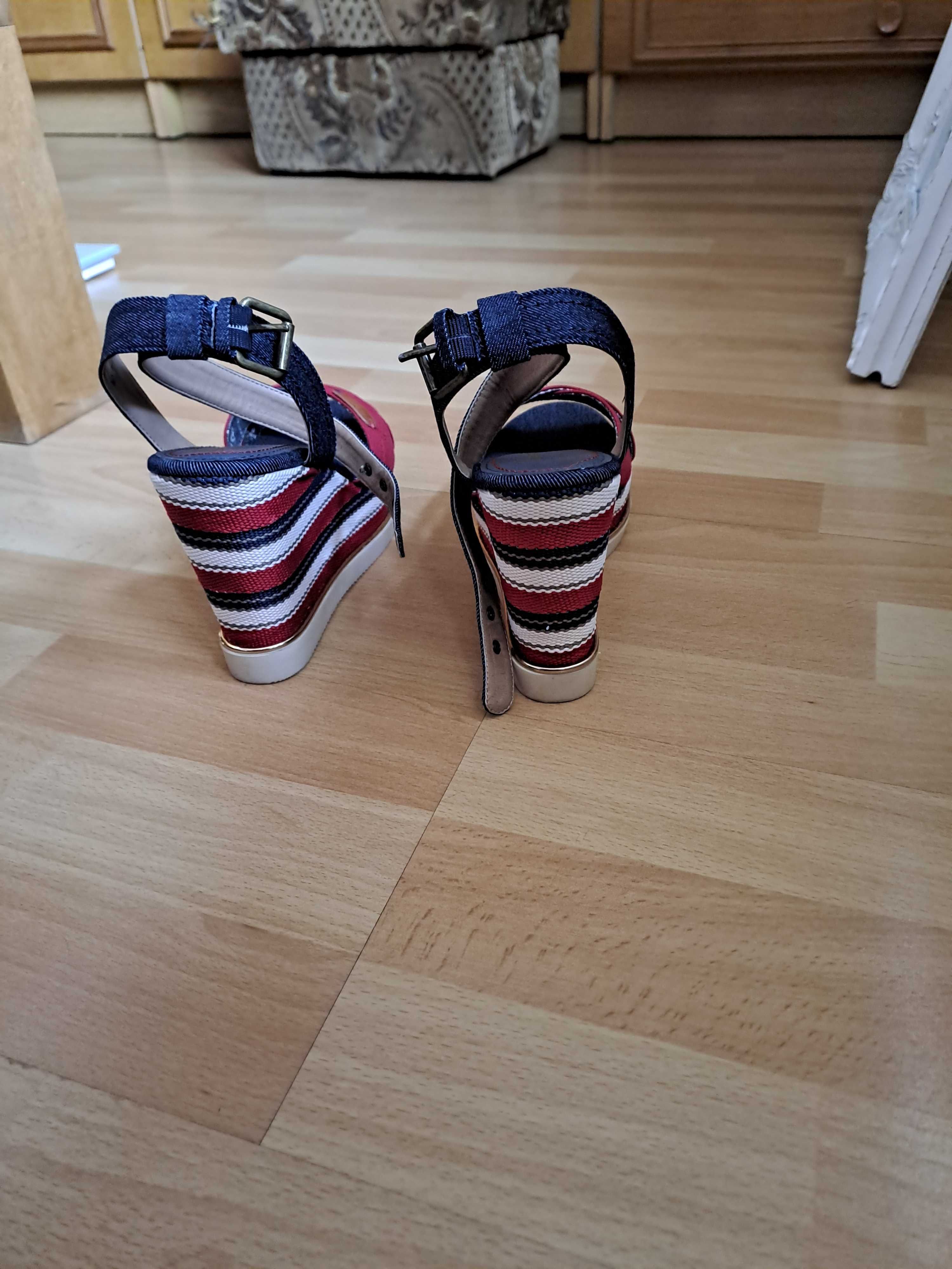 Nowe Sandały damskie na koturnie 39