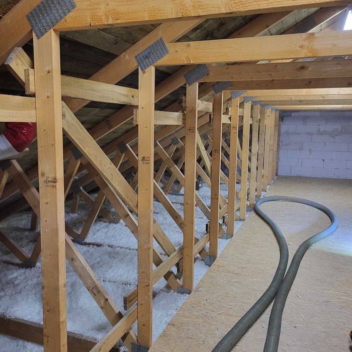 Ocieplenia wełną mineralną celulozą izolacje wdmuchiwane nie pianą pur