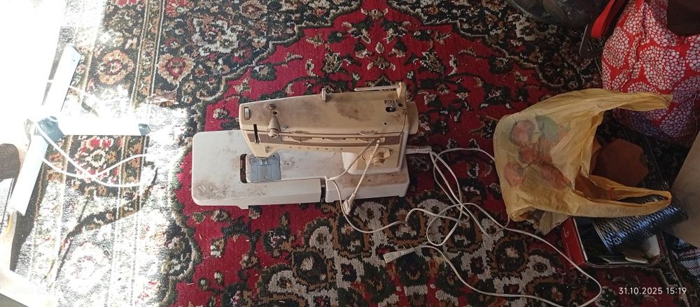 Швейная машинка работает не хватает педали кто хочет за 500 грн забира