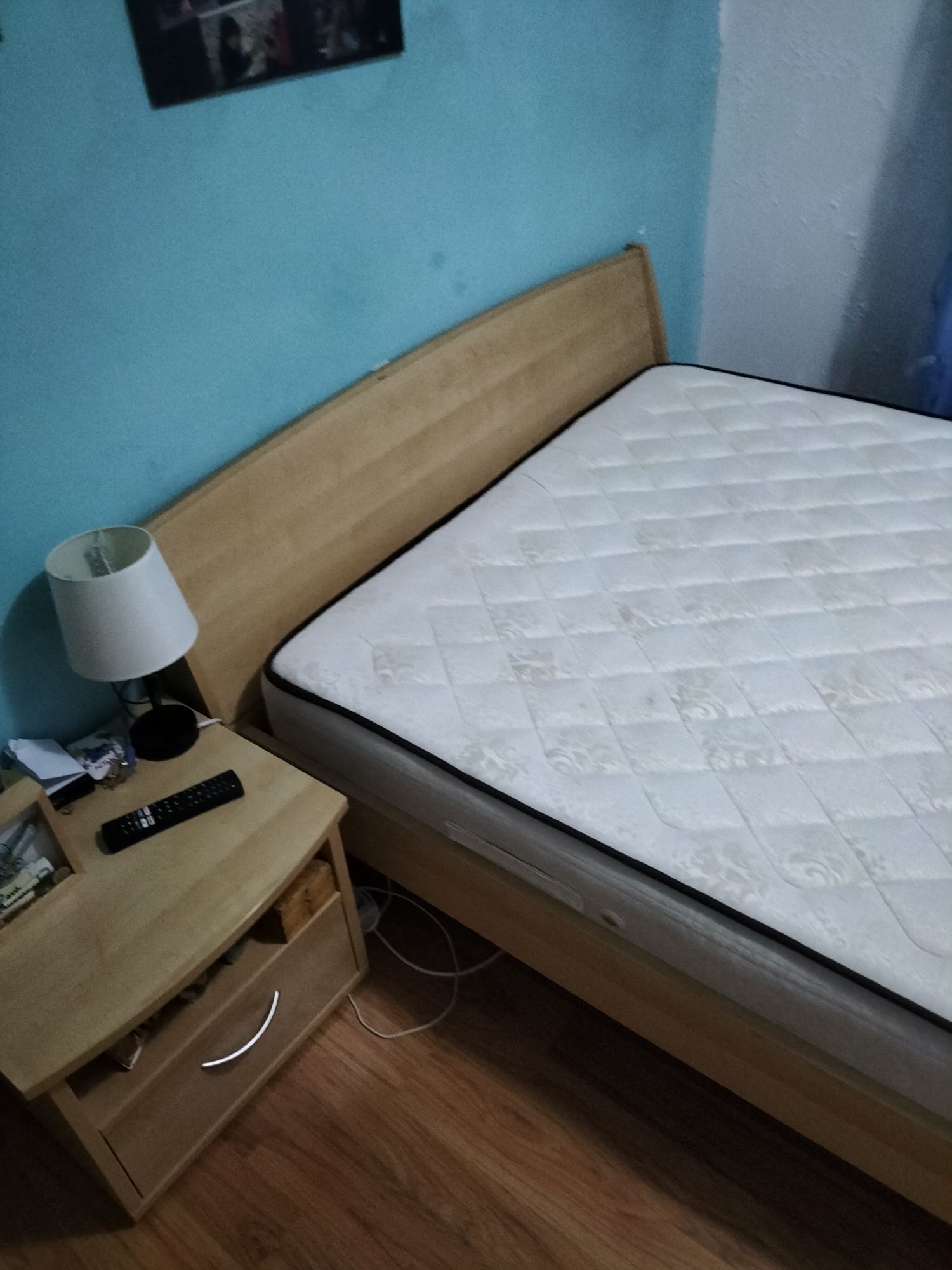 Cama com duas mesas de cabeceira