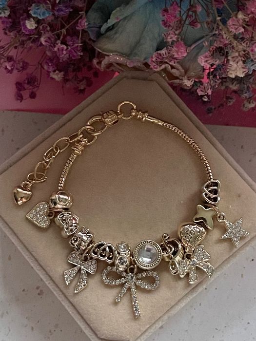 Złota bransoletka z charmsami regulowana prezent biżuteria glamour