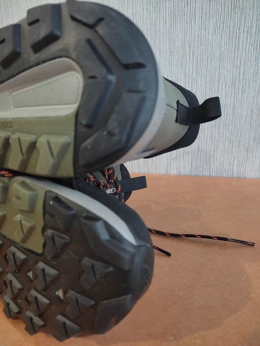 Продам ботинки Adidas 44р