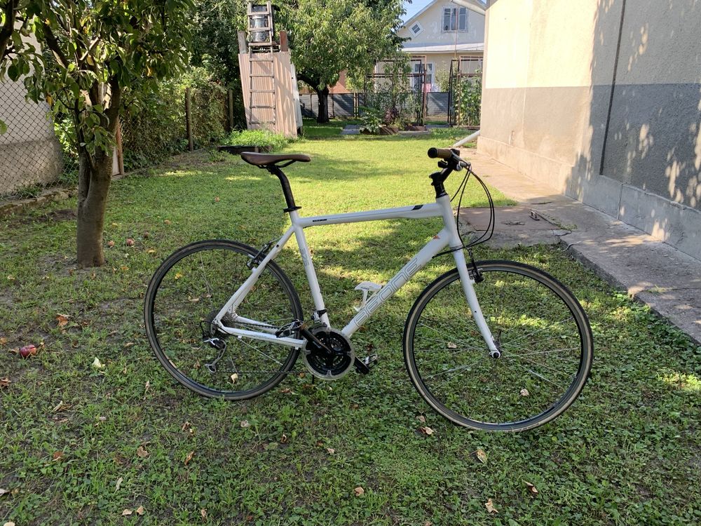 Спортивний велосипед 28 колеса shimano schwalbe рама 57 beone