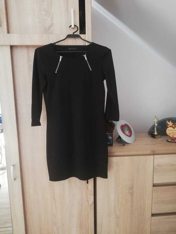 Czarna sukienka z zamkami