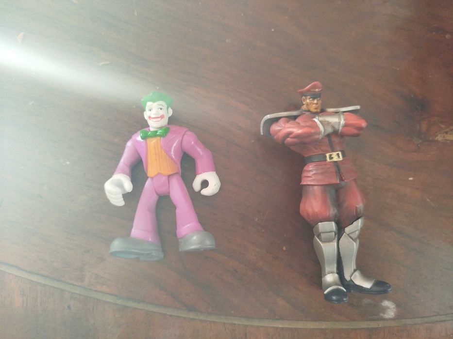 vendo boneco do joker e general bison