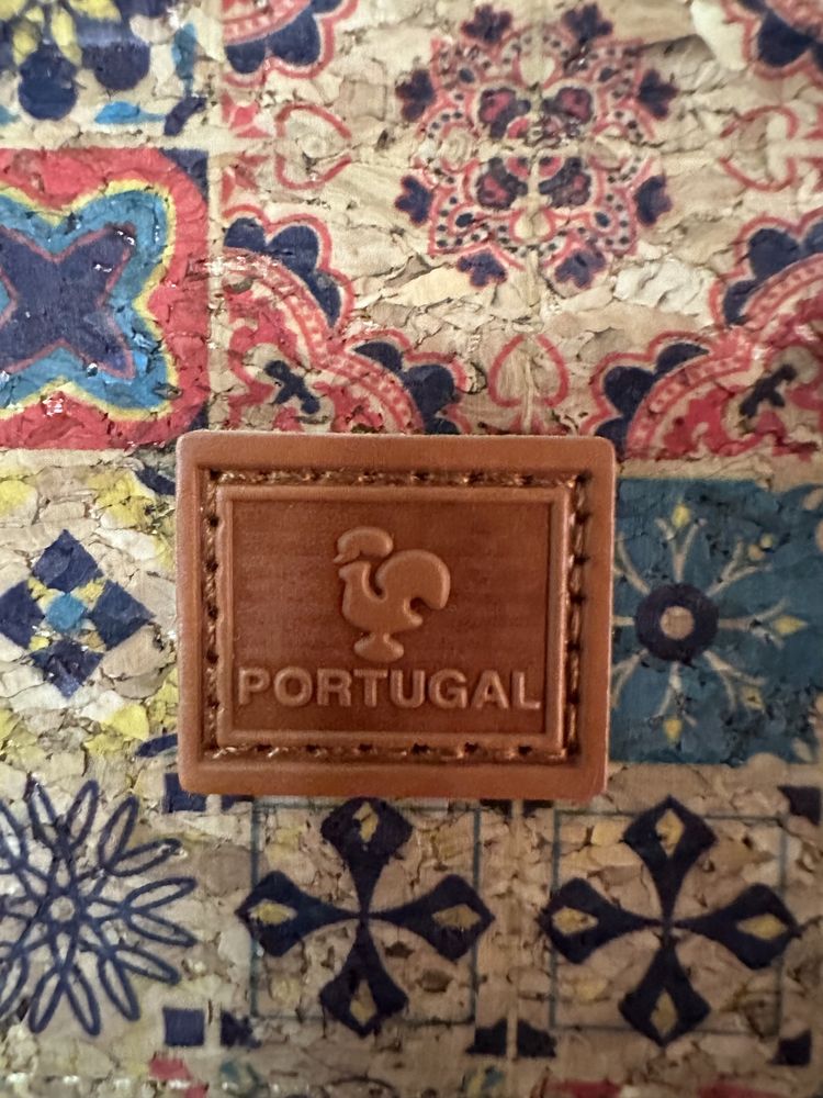 Capa Passaporte em cortiça - Pintura em mosaicos coloridos