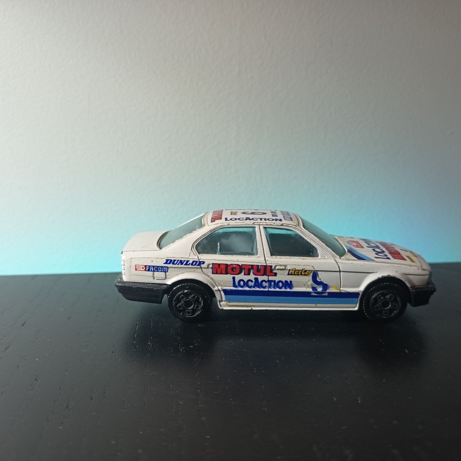 Miniatura BMW 535 i (escala 1/43)