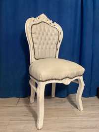 drewniany fotel biały na giętych nóżkach w stylu ludwikowskim