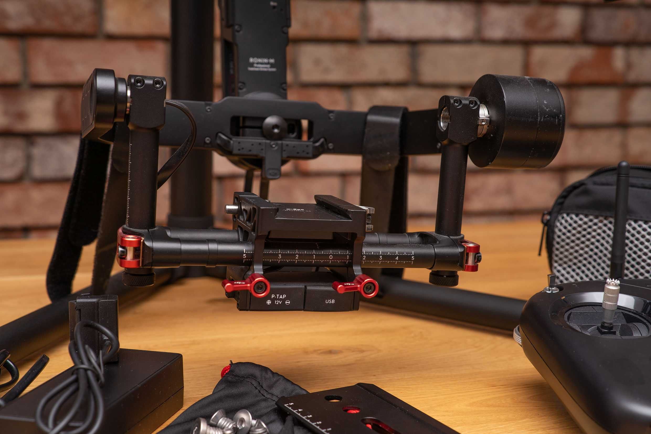 Gimbal DJI Ronin V2 Stabilizator 3-osiowy + pilot (kontrola kciukiem)