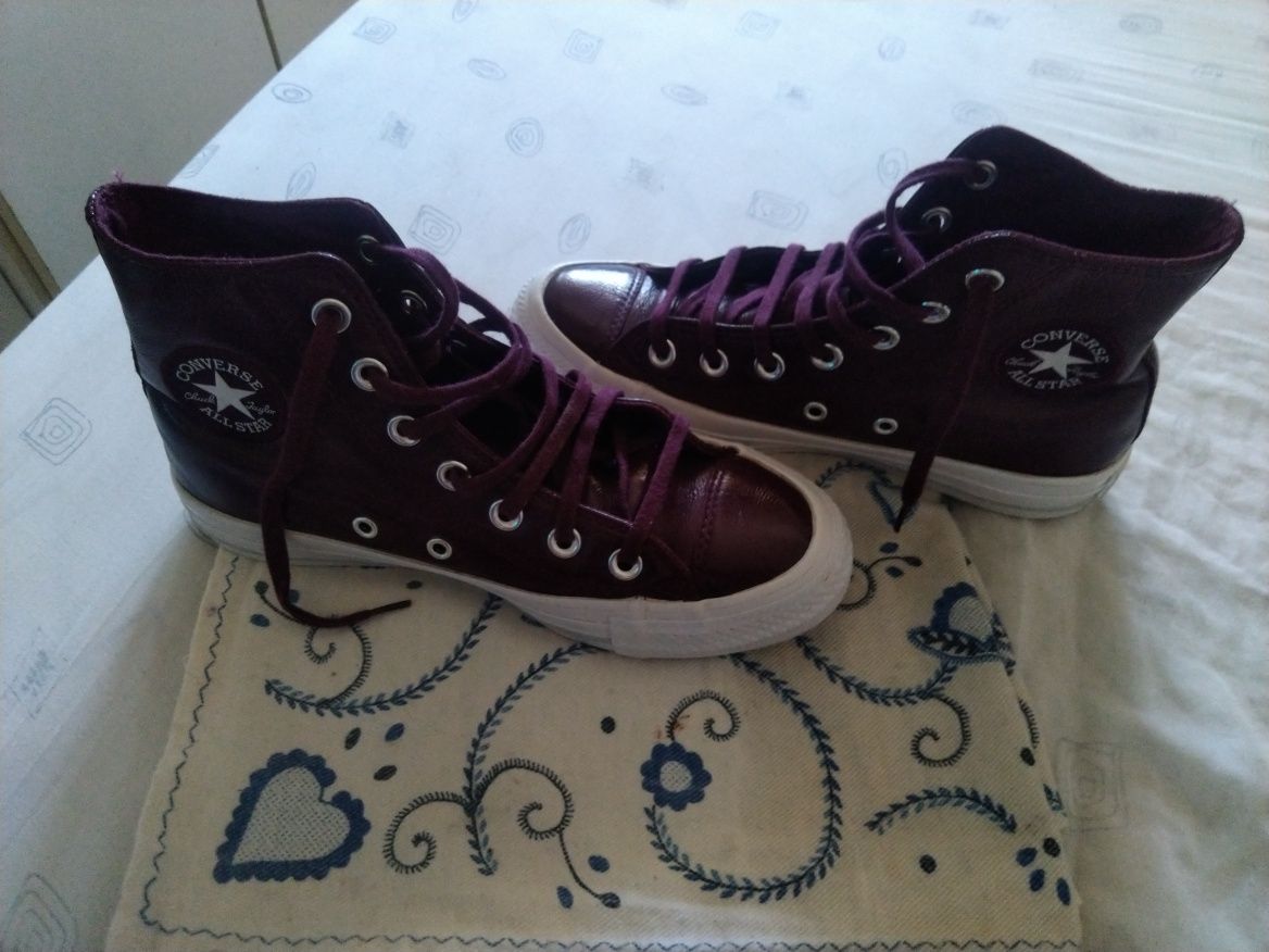All Star  Chuck Taylor em Pele, Como novos