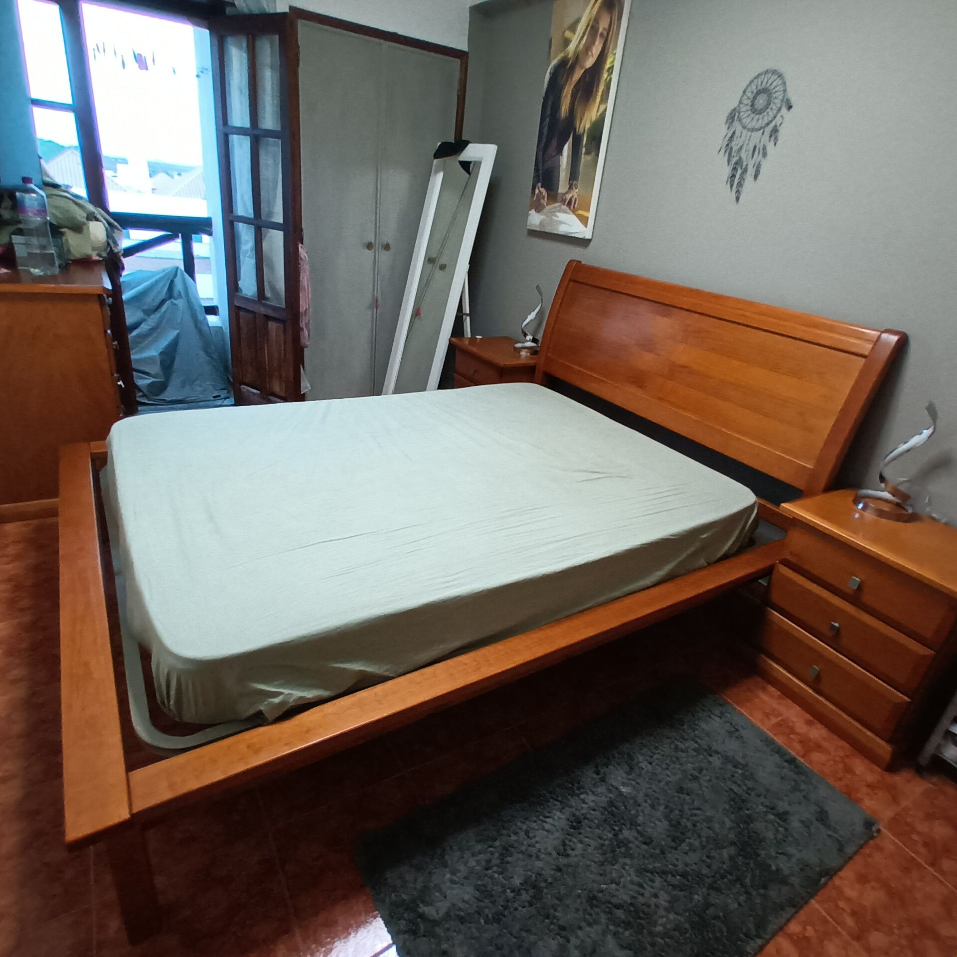 Vendo cama casal grande, com colchão