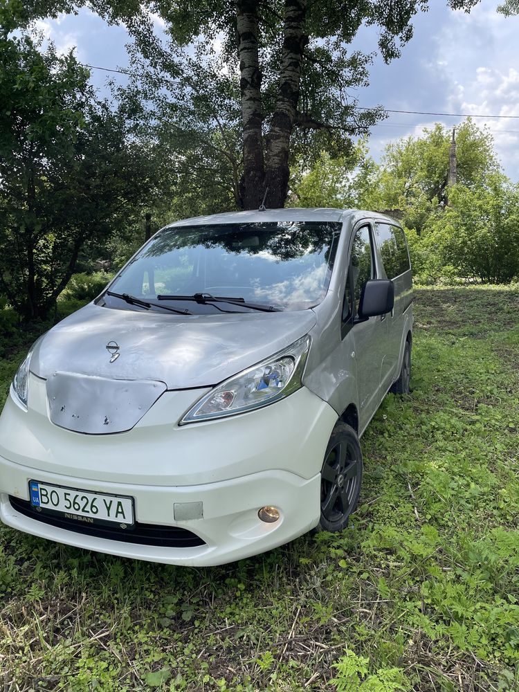 Nissan E-NV200.