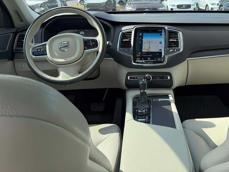 Volvo XC90 T6 Momentum      2020