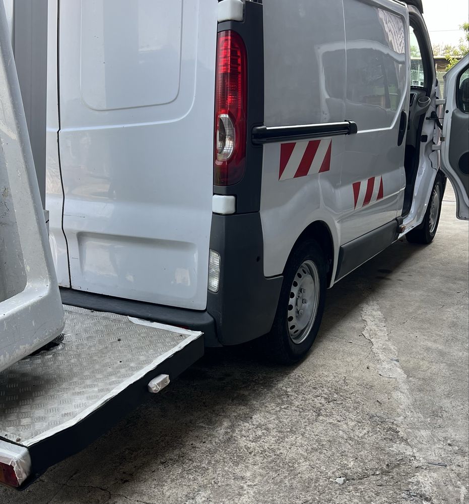 Renault Trafic com cesto aereo Barquinha