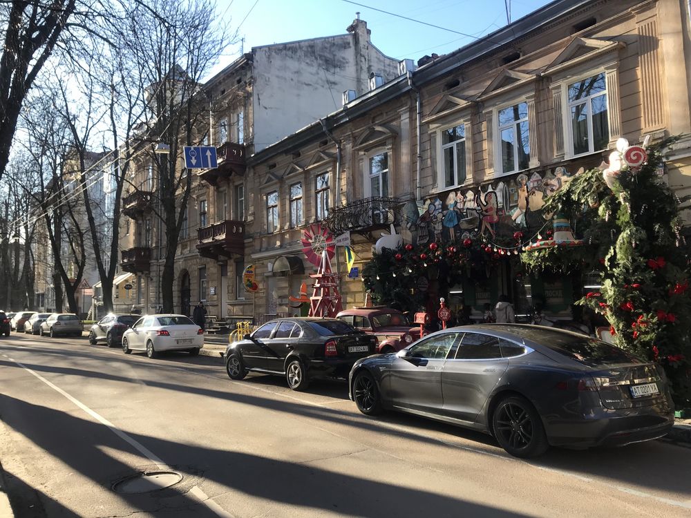 2-х кімнатна квартира по вул. Франка, центр міста.