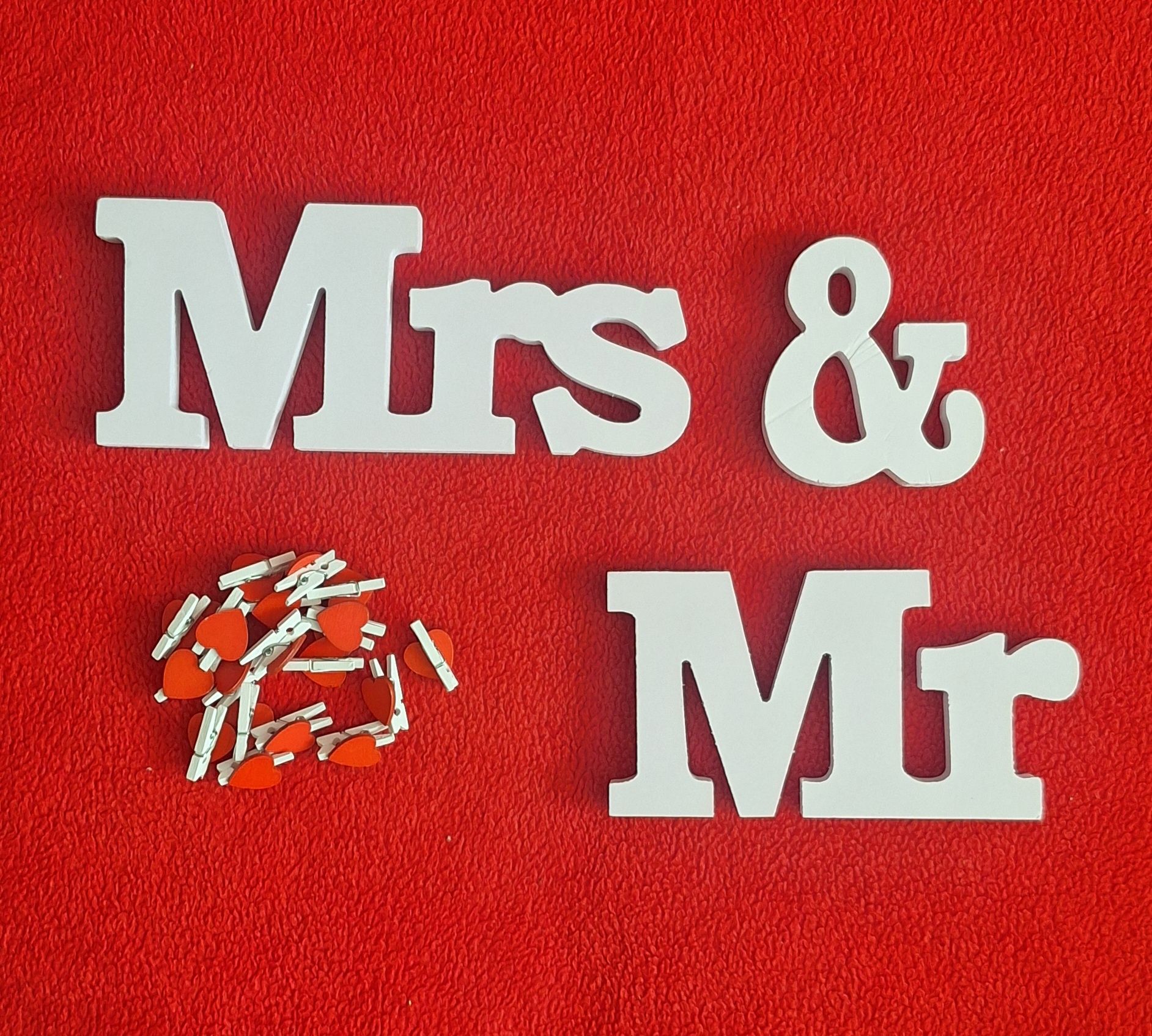 Napis Mrs & Mr + klamerki serca