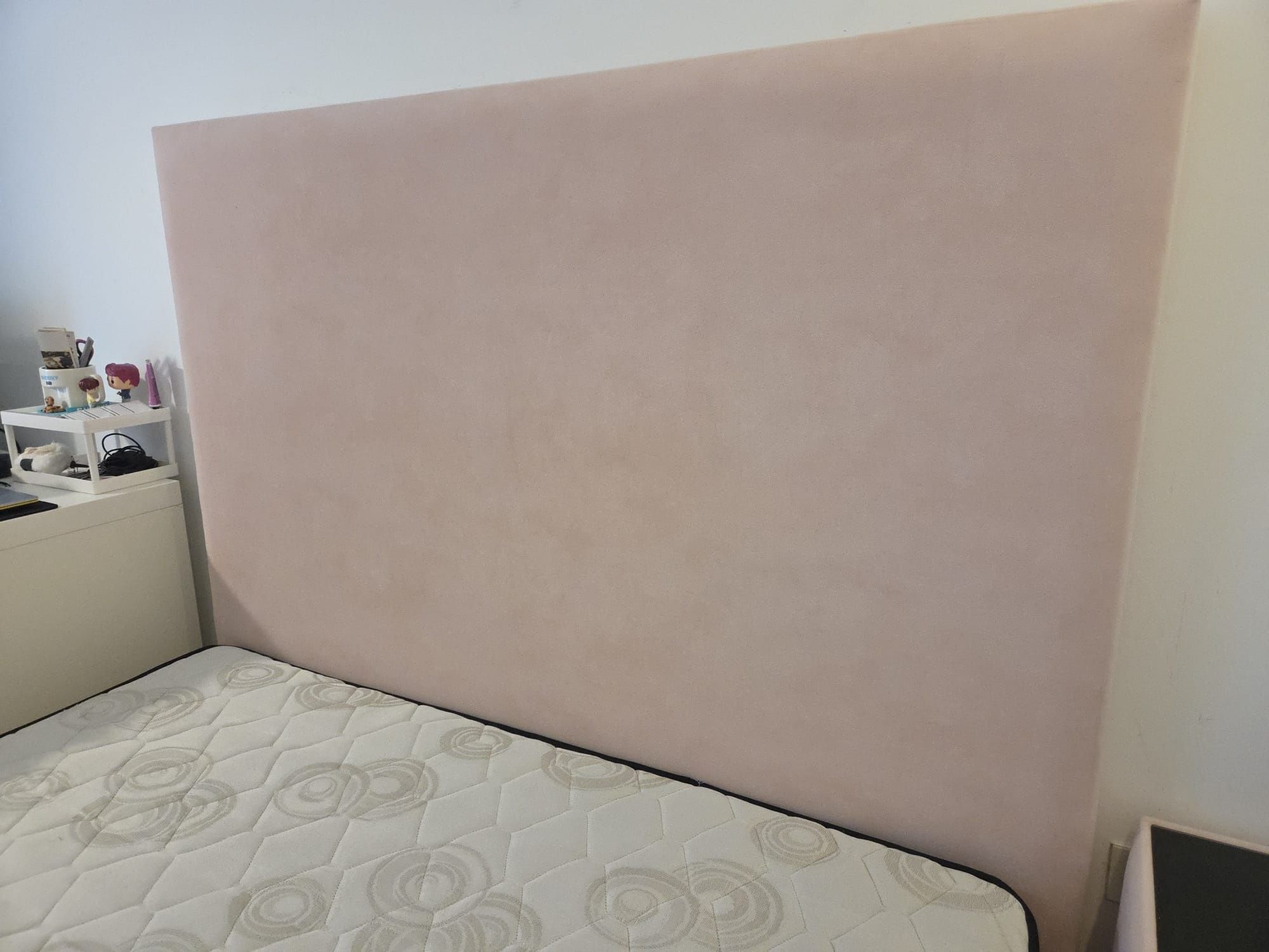 Cama, mesa de cabeceira e cadeira em veludo rosa