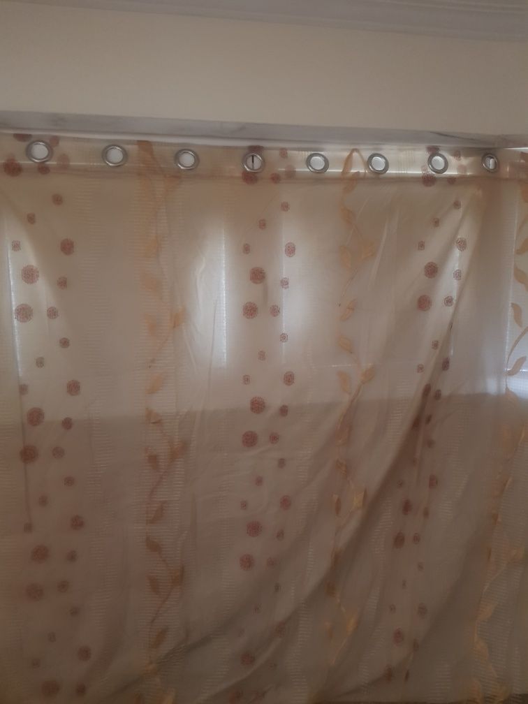 Cortinado voile transparente bege com desenhos cor de tijolo e dourado