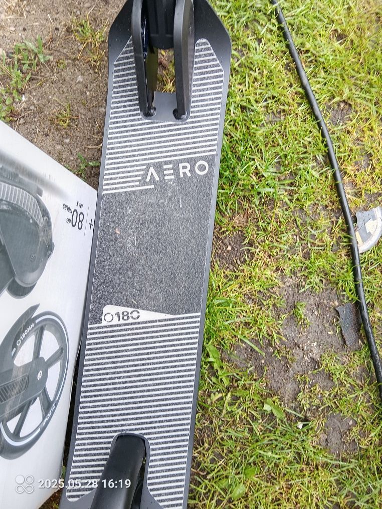 Hulajnoga aero A180 

Cena 159 zł 
Produkt powystawowy 
Opakowanie pod