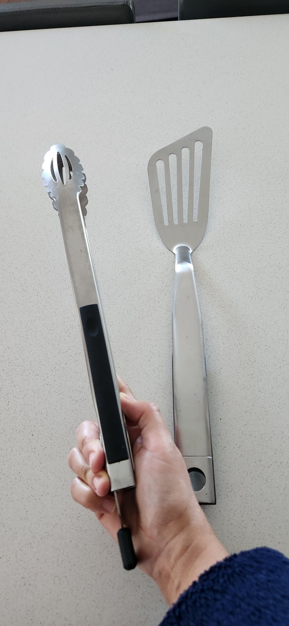 1 pinça + 1 espátula em inox, ideais para churrascos.