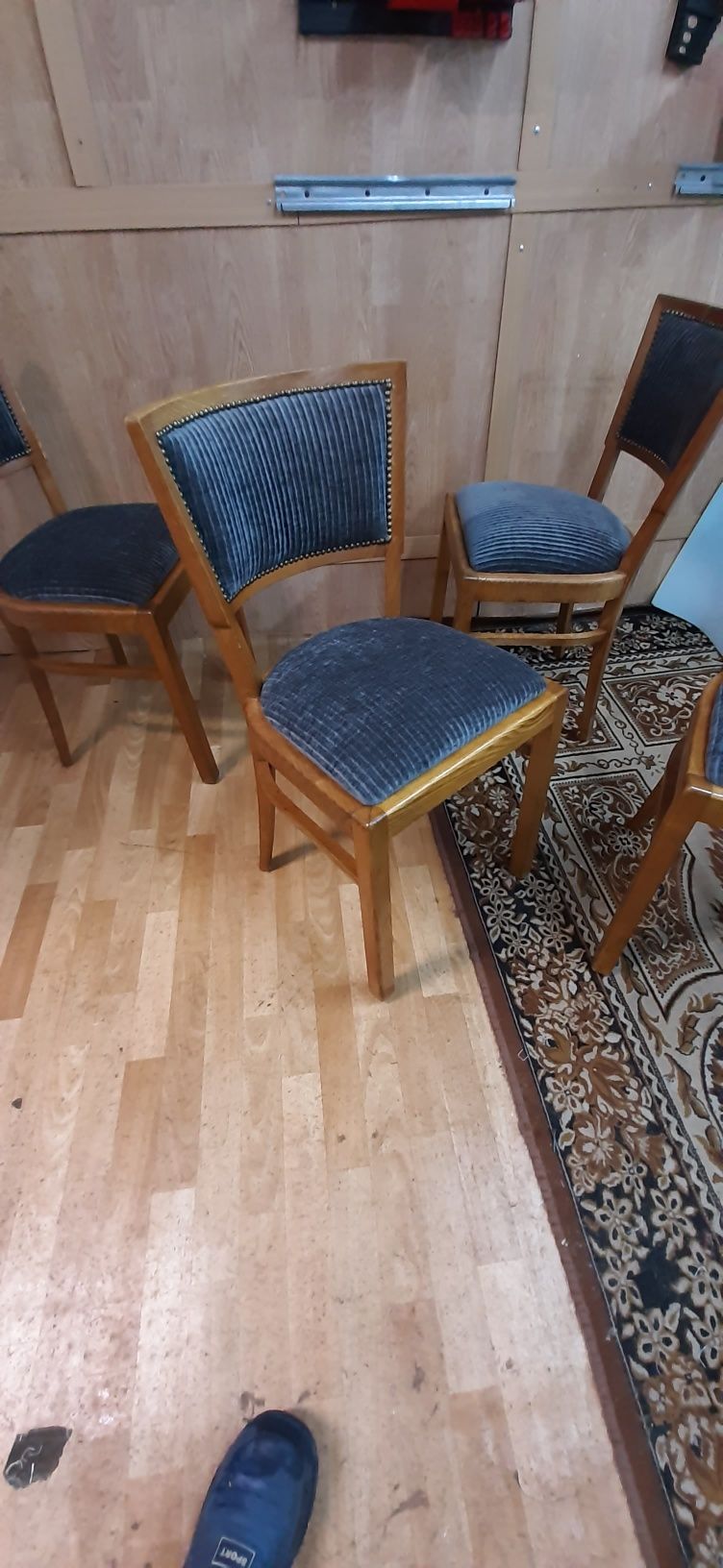 Krzesła stare wygodne stylowe na sprezynach