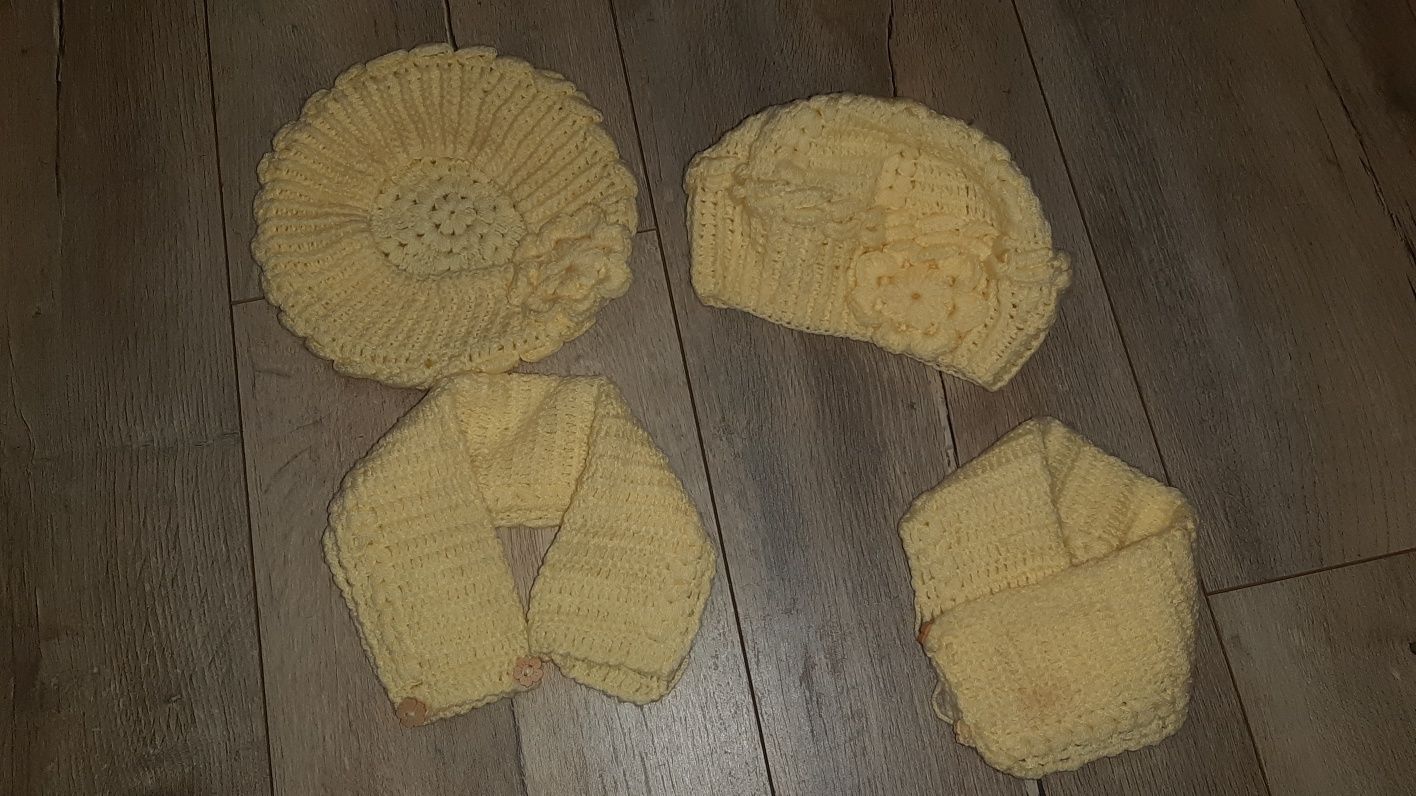 Handmade beretki komplety z włóczki żółte dla bliźniaczek
