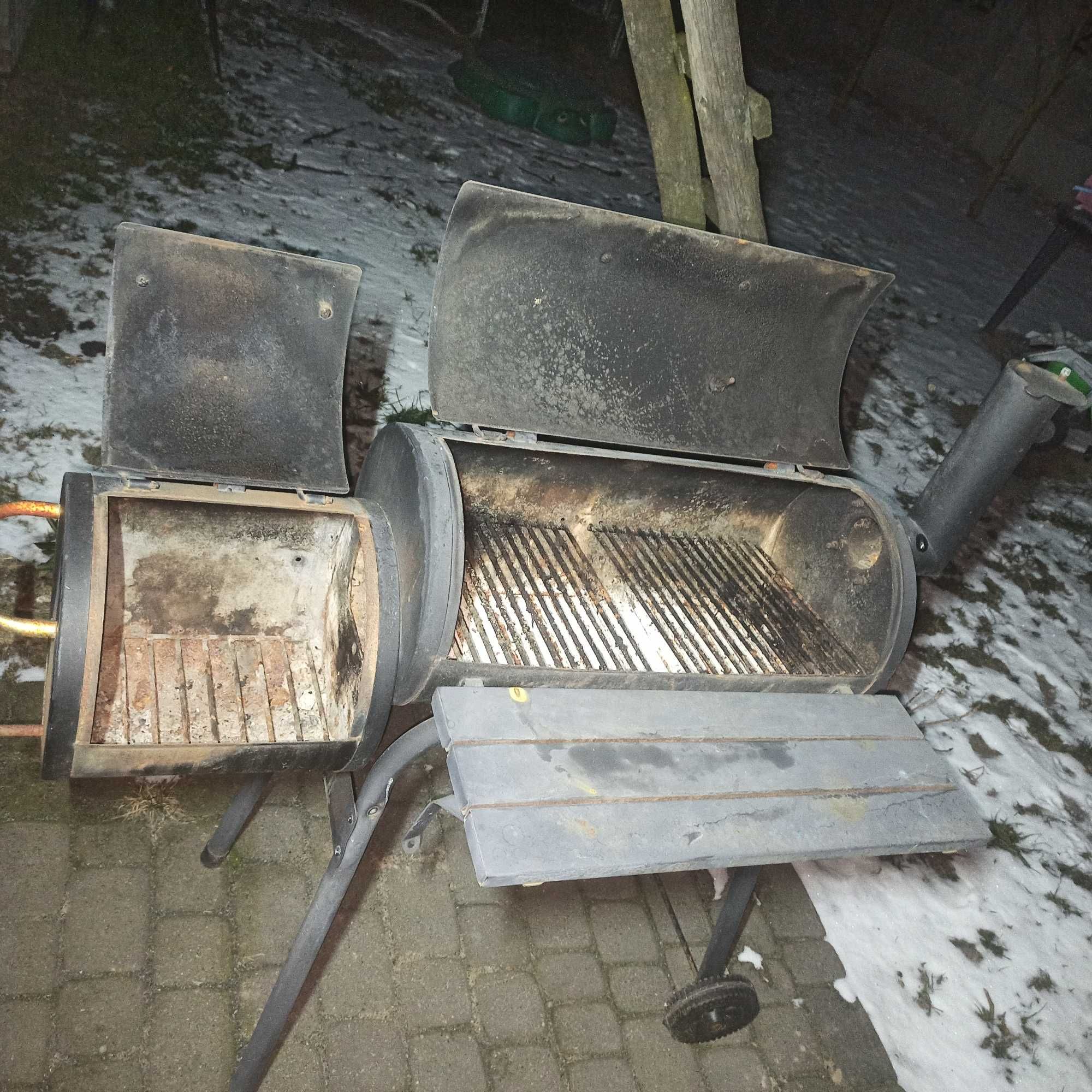 Grill z wedzarnią.