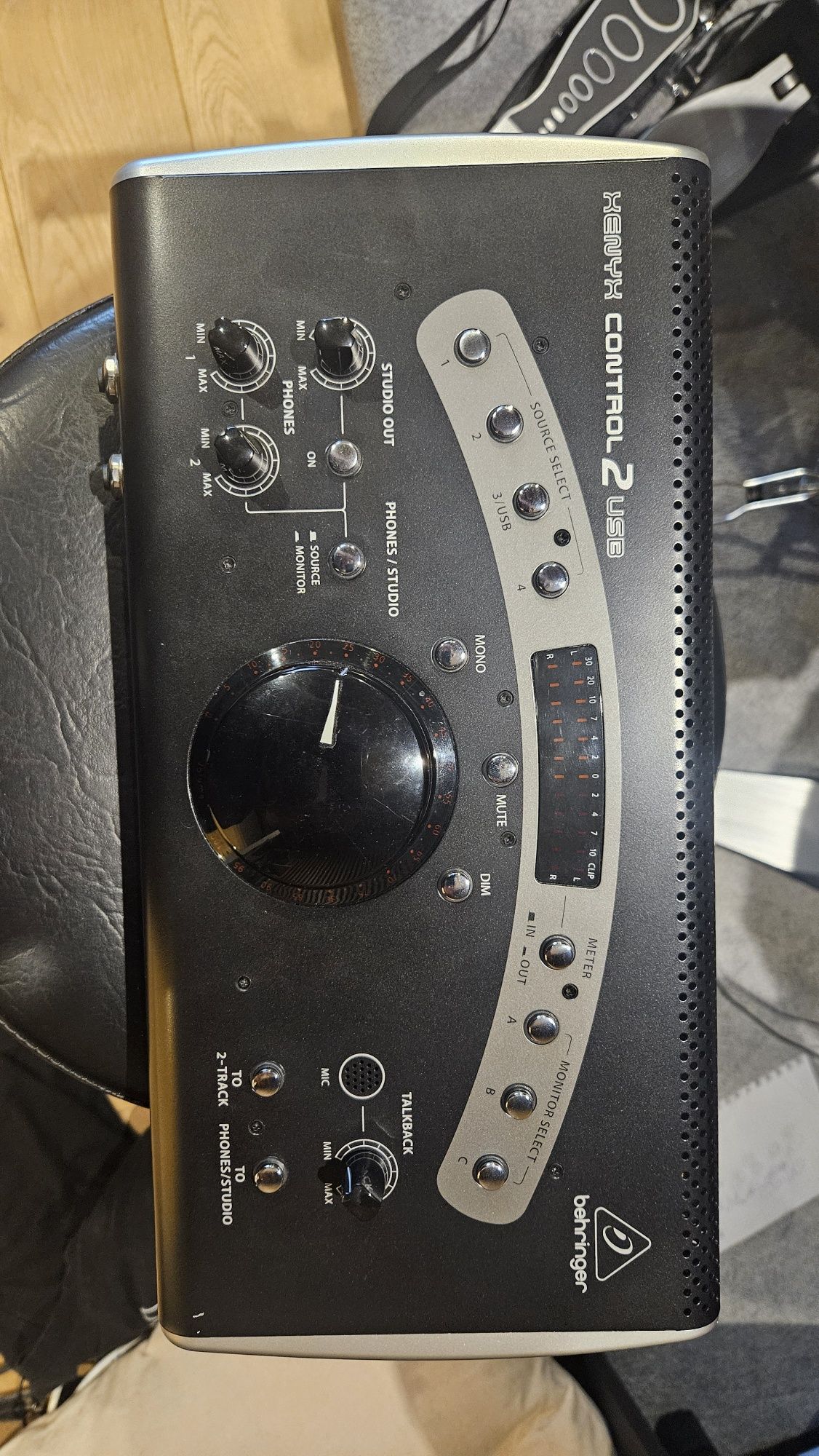 Berhinger control2 kontroler monitorów