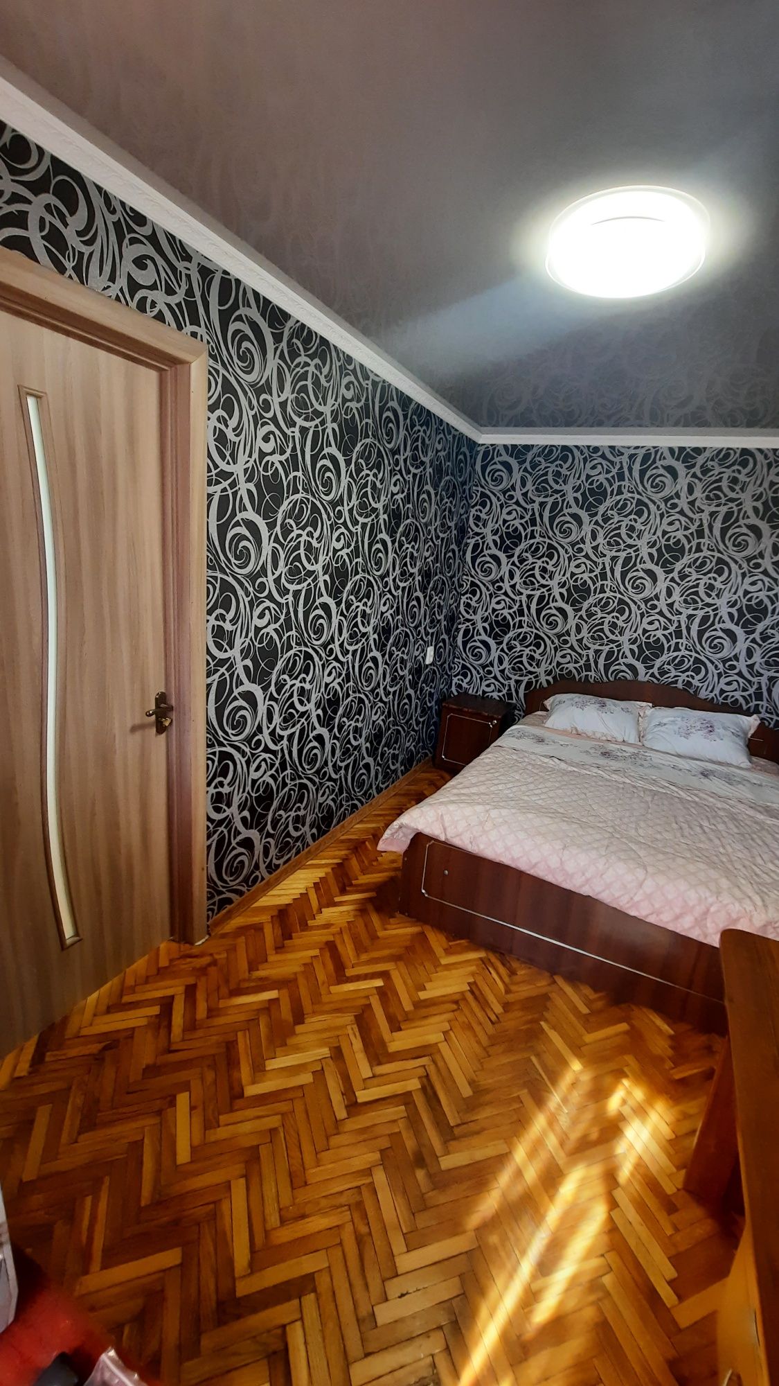 Сдаю посуточно .Квартиру 3 к.  пр.Центральный,Шевченко 75.Напротив АТБ