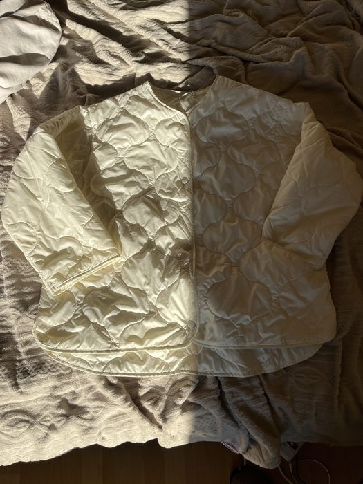 Вітровка молочного кольору