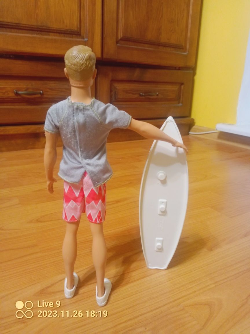 Barbie Ken z deską surfingową