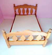 Królewskie drewniane łóżko