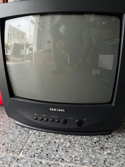 TV Samsung preta em bom estado